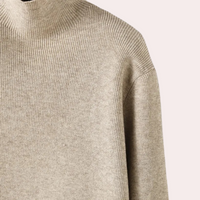 Beiger Rollkragenpullover aus Wolle, elegantes Design, warme Wintermode für Damen.