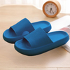 Blaue Badeschlappen aus Gummi, rutschfest, bequem, ideal für Badezimmer oder Pool.