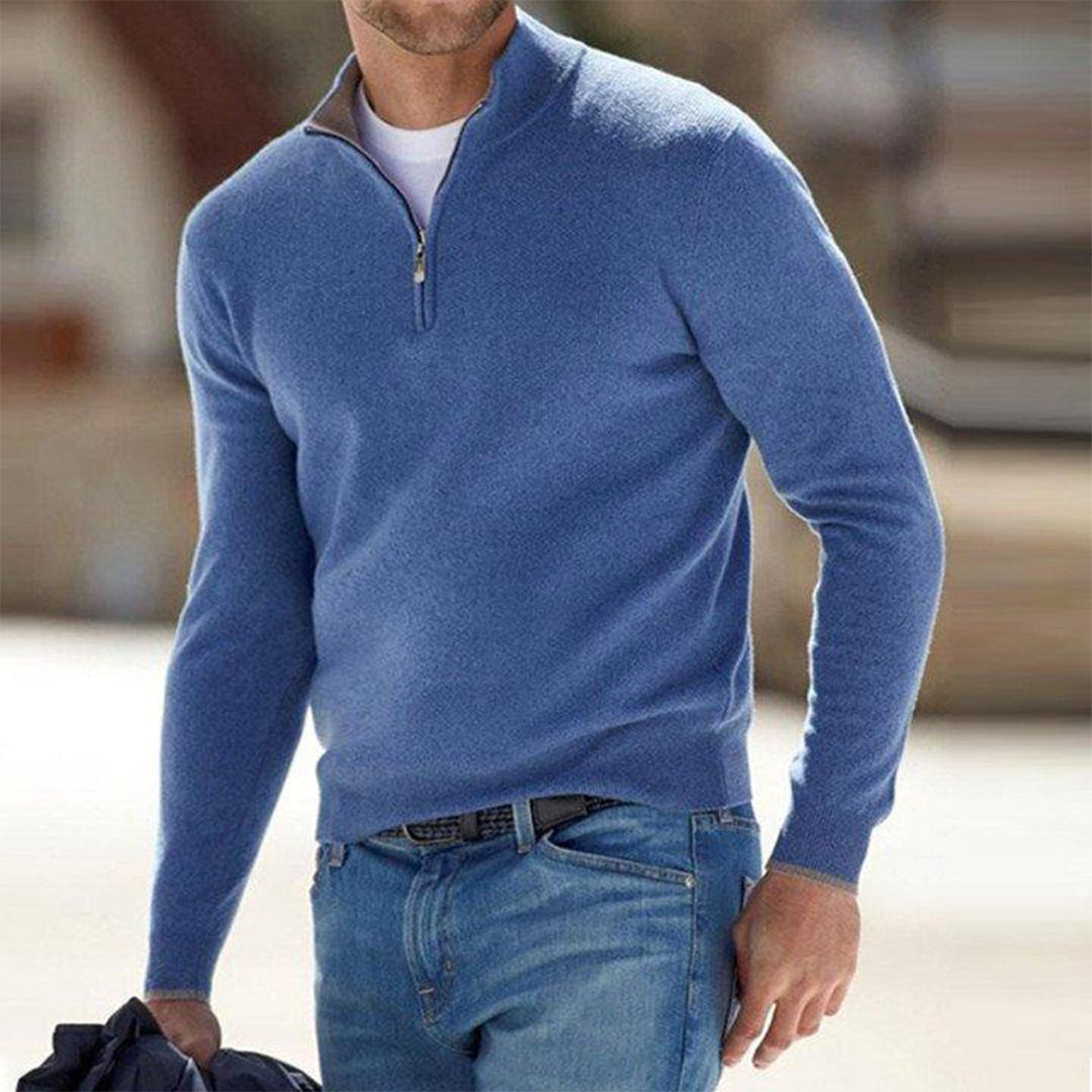 Mann in blauem Pullover mit Reißverschluss, lässige Herrenmode, Freizeitkleidung, Jeans.