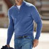 Mann in blauem Pullover mit Reißverschluss, lässige Herrenmode, Freizeitkleidung, Jeans.