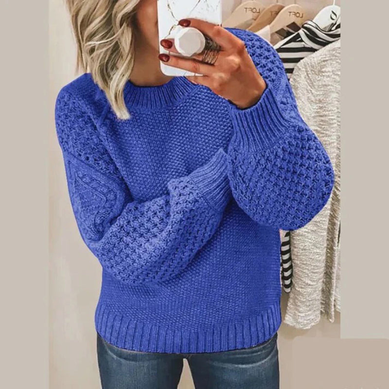 Frau in blauem Strickpullover aus Wolle, modisches Design, Herbstmode für Damen.