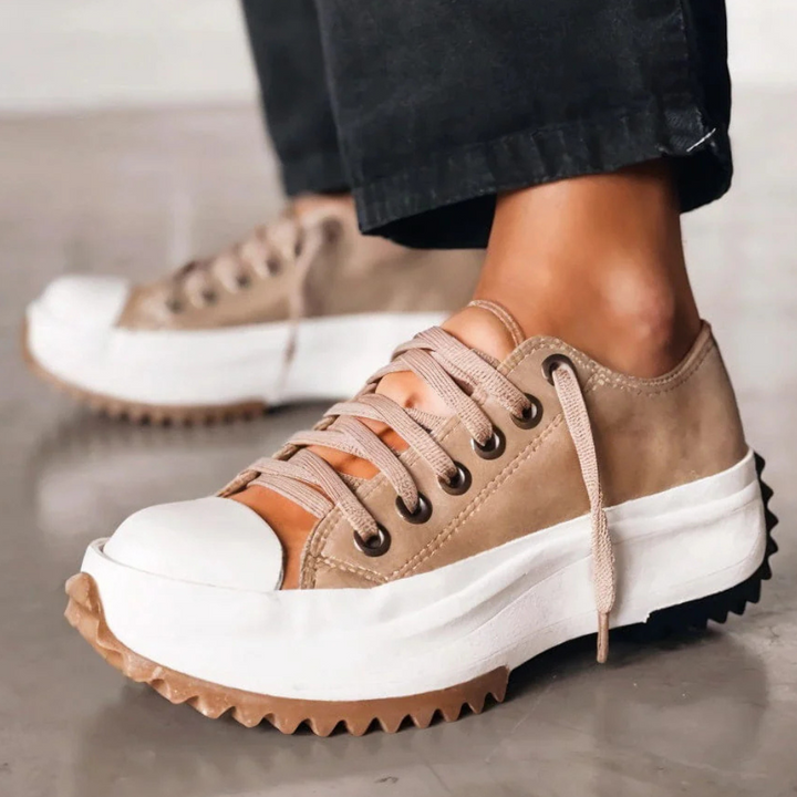 Braune Plateau-Sneaker aus Wildleder mit dicker Sohle, Damenmode, lässiger Stil.