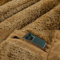 Braune Fleecejacke mit Reißverschlusstasche, ideal für kaltes Wetter, warm und bequem.