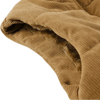 Brauner Cordstoff mit weichem Innenfutter, Detailansicht, Textilstruktur, Mode, Stoffdesign.