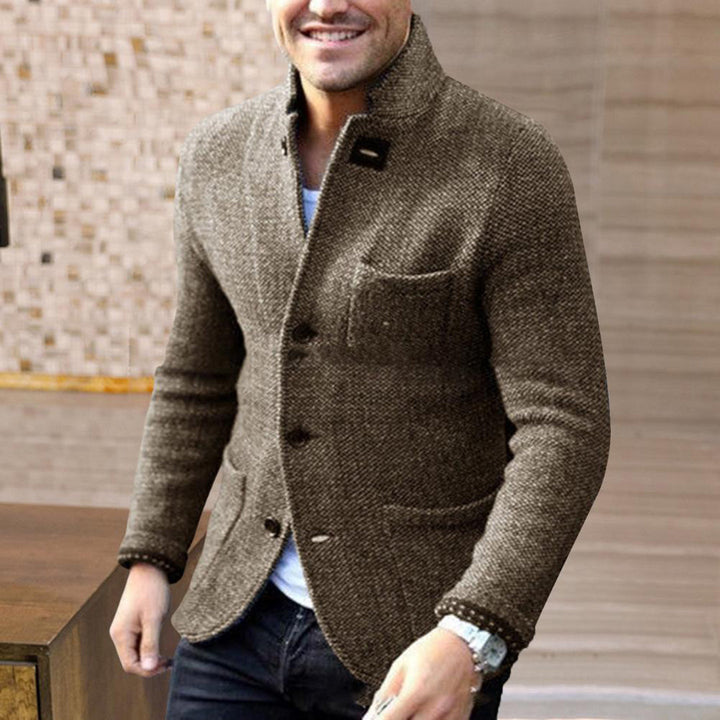 Braunes Herren-Strickjacke, Knopfverschluss, elegantes Design, Herbstmode, Freizeitkleidung.