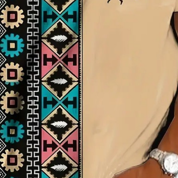 Ethno-Muster Teppich, beige, geometrische Formen, bunte Akzente, Wohnzimmer Dekoration.