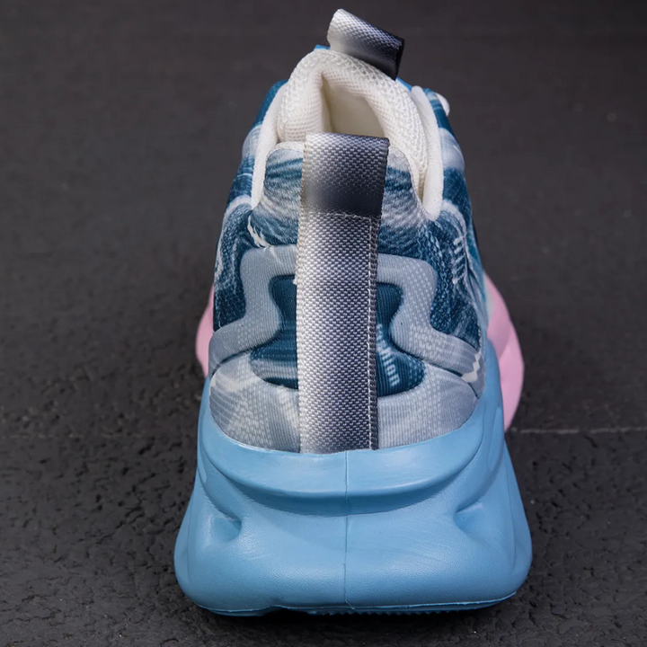 Rückansicht eines blauen und rosa Sportschuhs auf schwarzem Hintergrund, modernes Design.