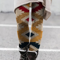 Farbige Strickleggings mit geometrischem Muster, Damenmode, Herbst-Winter, warm und stilvoll.