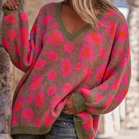 Frau in braunem Pullover mit pinkem Leopardenmuster, V-Ausschnitt, lässiger Stil.