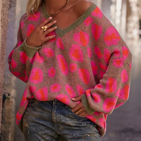 Frau in pink-braunem Leopardenpullover, lässig, modisch, Herbstmode, Jeans, Straße.