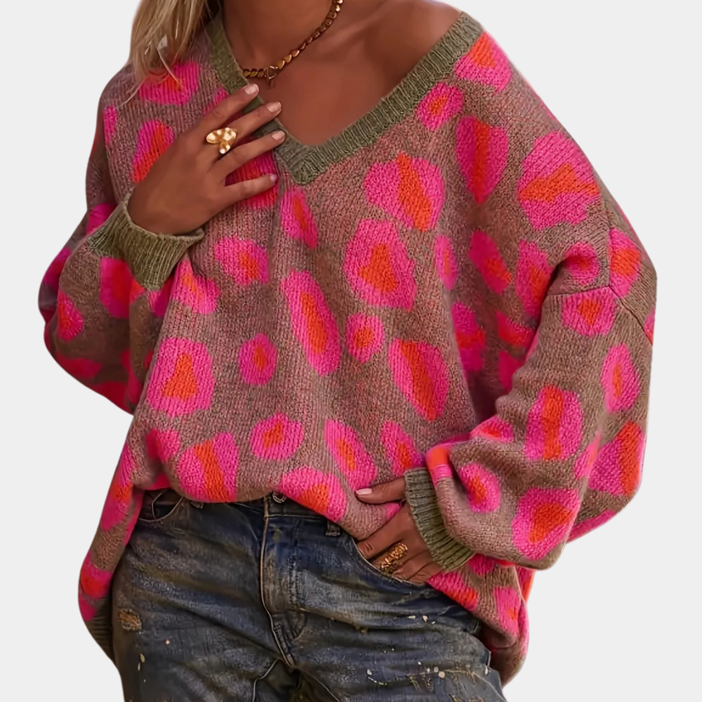 Frau in pink-braunem Leopardenpullover, V-Ausschnitt, lässig, modisch, Herbstmode.