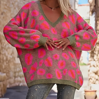 Frau in pink-braunem Leopardenmuster-Pullover, V-Ausschnitt, lässig, modisch, Straße.