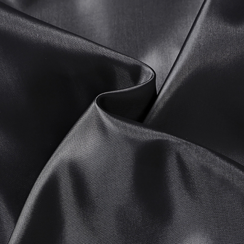 Schwarzer Satin-Stoff, glänzend, luxuriös, für elegante Abendmode und hochwertige Dekorationen.