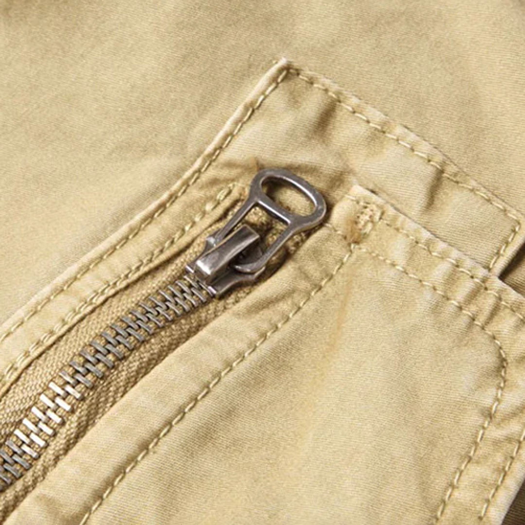 Beige Herren-Cargohose mit Reißverschluss, Baumwolle, robuste Outdoor-Bekleidung.