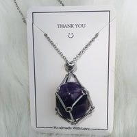 Kleine Halskette mit natürlichem Kristallstein und Fassung – Iris