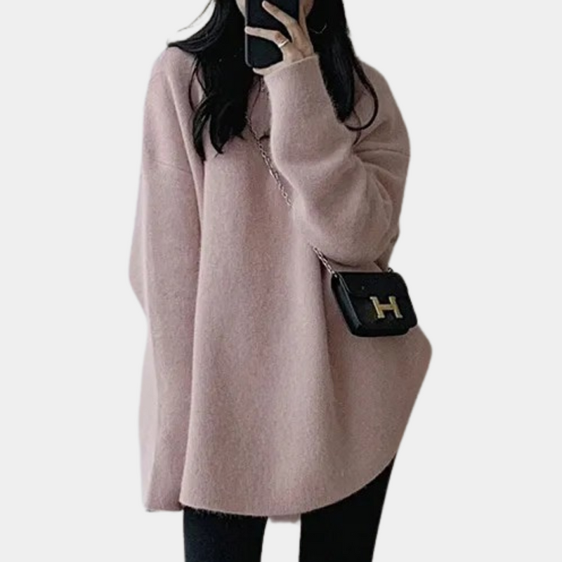 Frau in rosa Oversize-Pullover mit schwarzer Umhängetasche, modisch, bequem, Herbstmode.