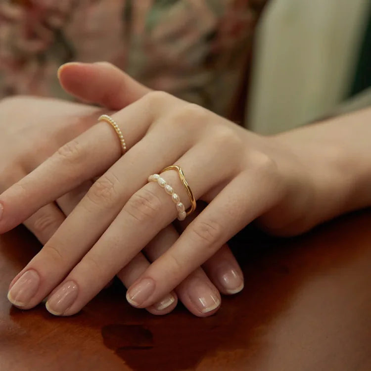 Doppellagiger Goldring mit Süßwasserperle – Ivy