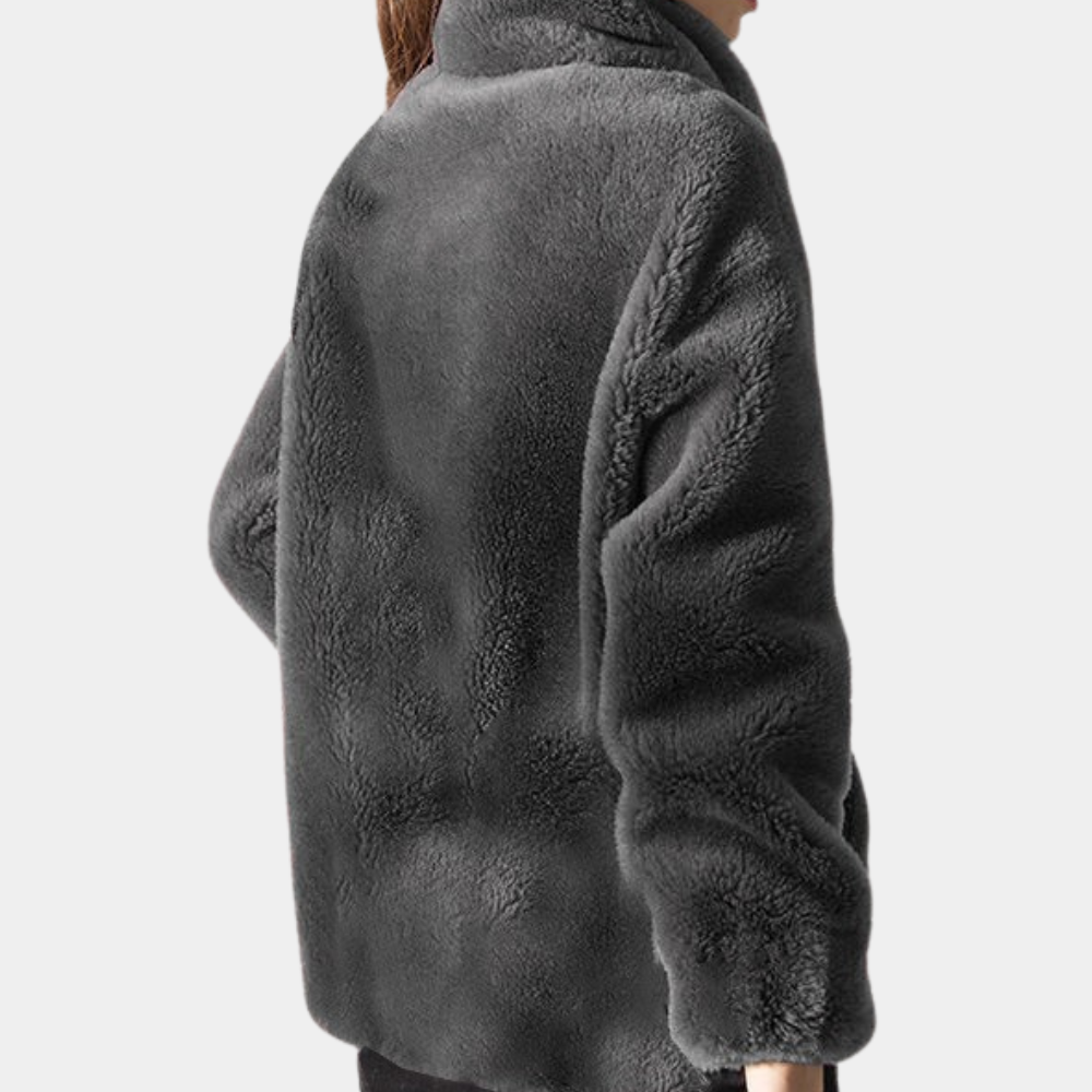 Damenjacke aus grauem Kunstfell, warm, modisch, Winterbekleidung, Rückansicht.