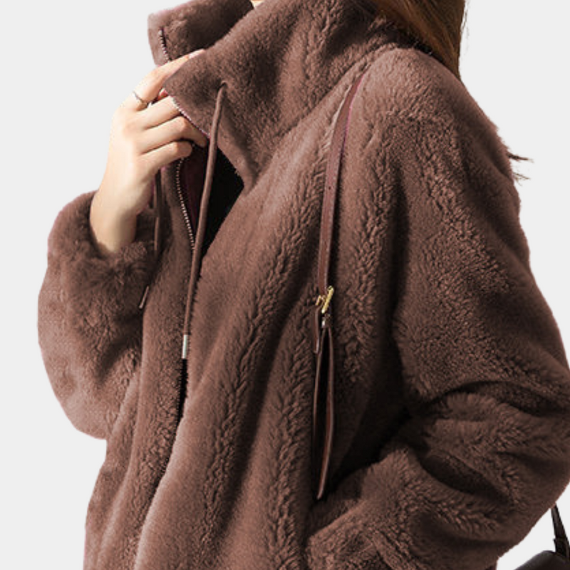 Braune Damen-Fleecejacke mit hohem Kragen, Reißverschluss und Taschen, modisch und warm.