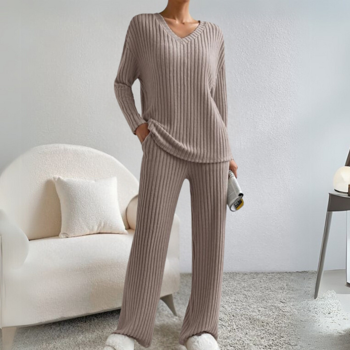 Damen Strick-Set Beige, V-Ausschnitt, Langarm, Loungewear, gemütlich, modisch, Wohnzimmer.
