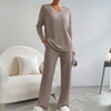 Damen Strick-Set Beige, V-Ausschnitt, Langarm, Loungewear, gemütlich, modisch, Wohnzimmer.