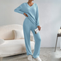 Damen Pyjama Set, hellblau, gerippt, V-Ausschnitt, langärmelig, gemütlich, Wohnzimmer.