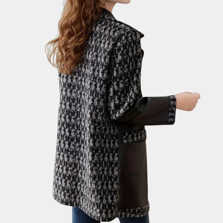 Damenmantel schwarz-weiß kariert, Wollmischung, lange Ärmel, modisch, Herbstmode.