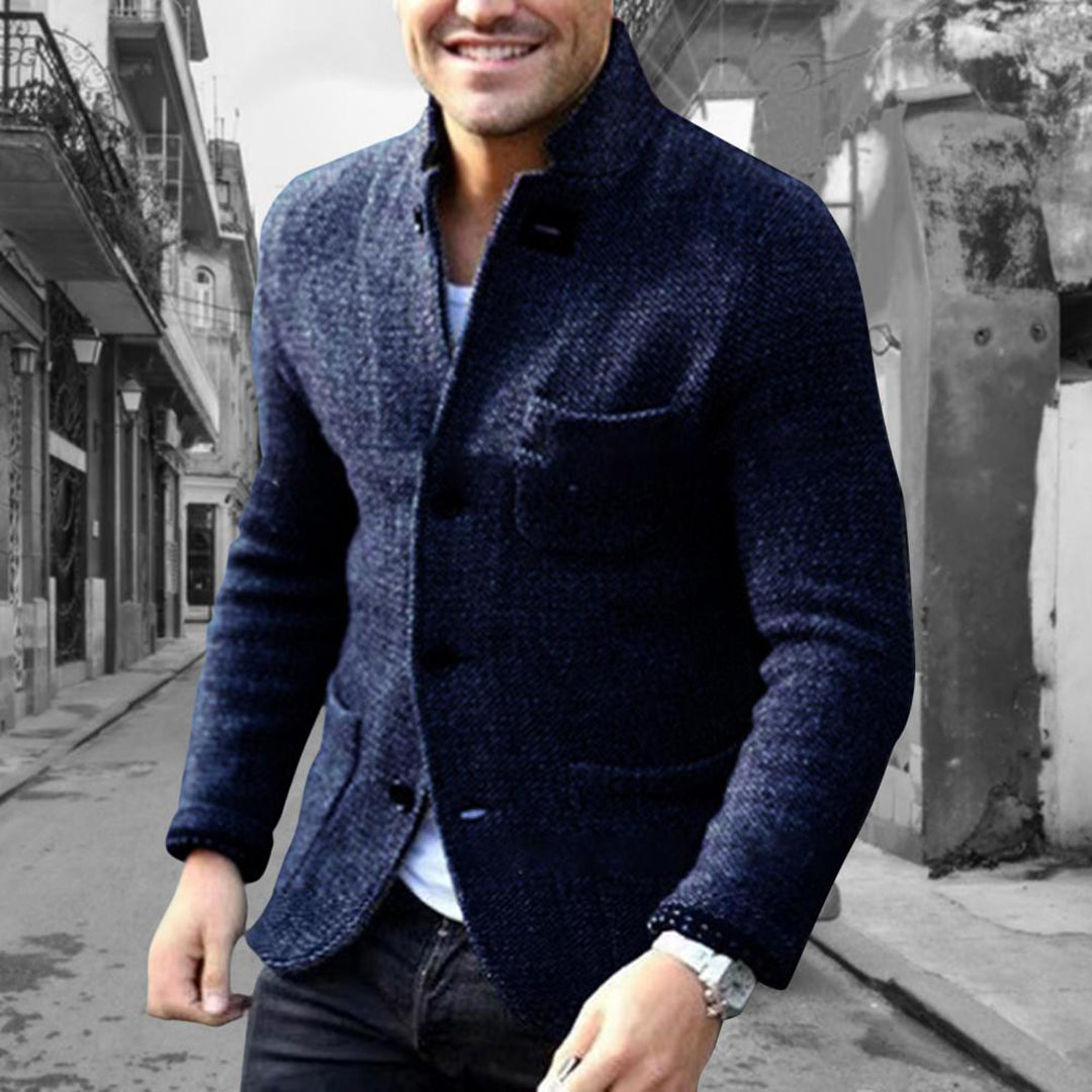 Mann trägt dunkelblaues Strickjacke, Stadtstraße, modisch, Herrenmode, Winterkleidung.