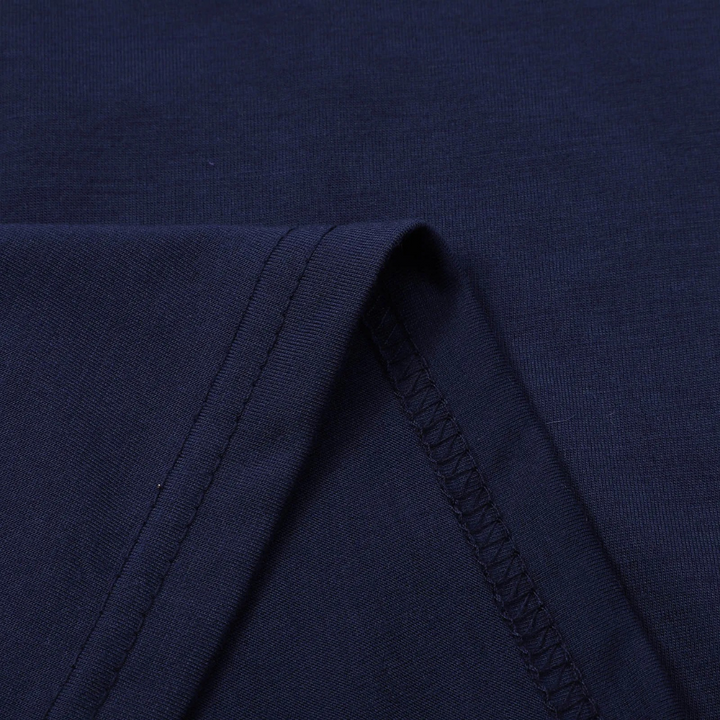 Dunkelblaues Baumwoll-T-Shirt, Nahaufnahme Stoffdetail, hochwertige Herrenmode.