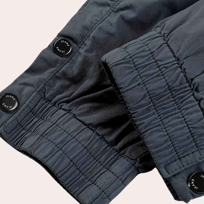 Dunkelgraue Steppjacke mit elastischen Bündchen und Knöpfen, Herrenmode, Winterjacke.