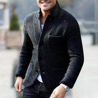 Mann in dunkelgrauem Strickjacke, elegantes Design, Herbstmode, Herrenbekleidung.
