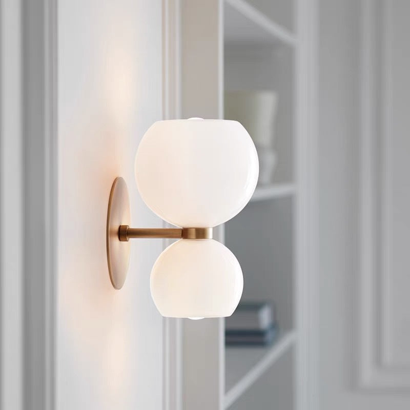 Minimalistische Doppel-LED-Wandleuchte in Weiß und Gold, modernes Design, Innenbeleuchtung.