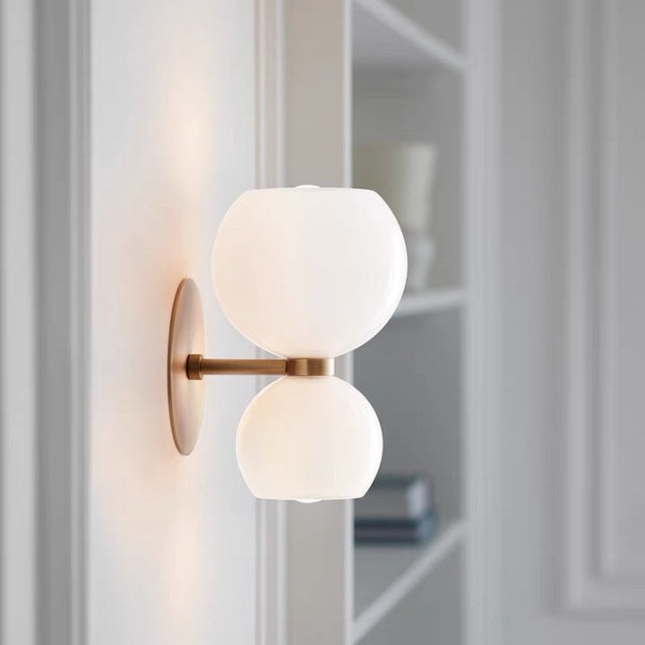 Minimalistische Doppel-LED-Wandleuchte in Weiß und Gold, modernes Design, Innenbeleuchtung.