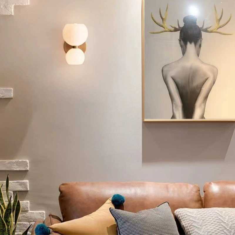 Minimalistische Doppel-LED-Wandleuchte in modernem Wohnzimmer, stilvolle Beleuchtung, Wandlampe.