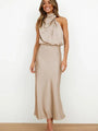 Stilvolles Abendkleid mit hohem Kragen aus Satin für Sommerevents – Elina