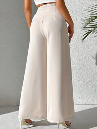 Damen weite weiße Hose, hoch tailliert, elegant, Sommermode, aus leichtem Stoff.