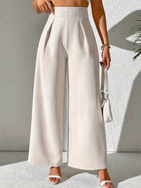 Damen weite Hose beige, hohe Taille, eleganter Look, Sommermode, Streetstyle, Trend 2023.