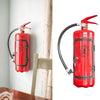 Roter Feuerlöscher an Wand montiert, Sicherheitsausrüstung, Brandschutz, Metall, Schlauch, Griff.