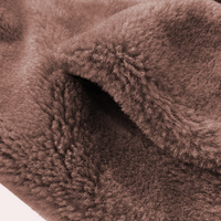 Brauner Kunstpelzstoff, weiche Textur, Detailansicht, luxuriöses Material, modisch.