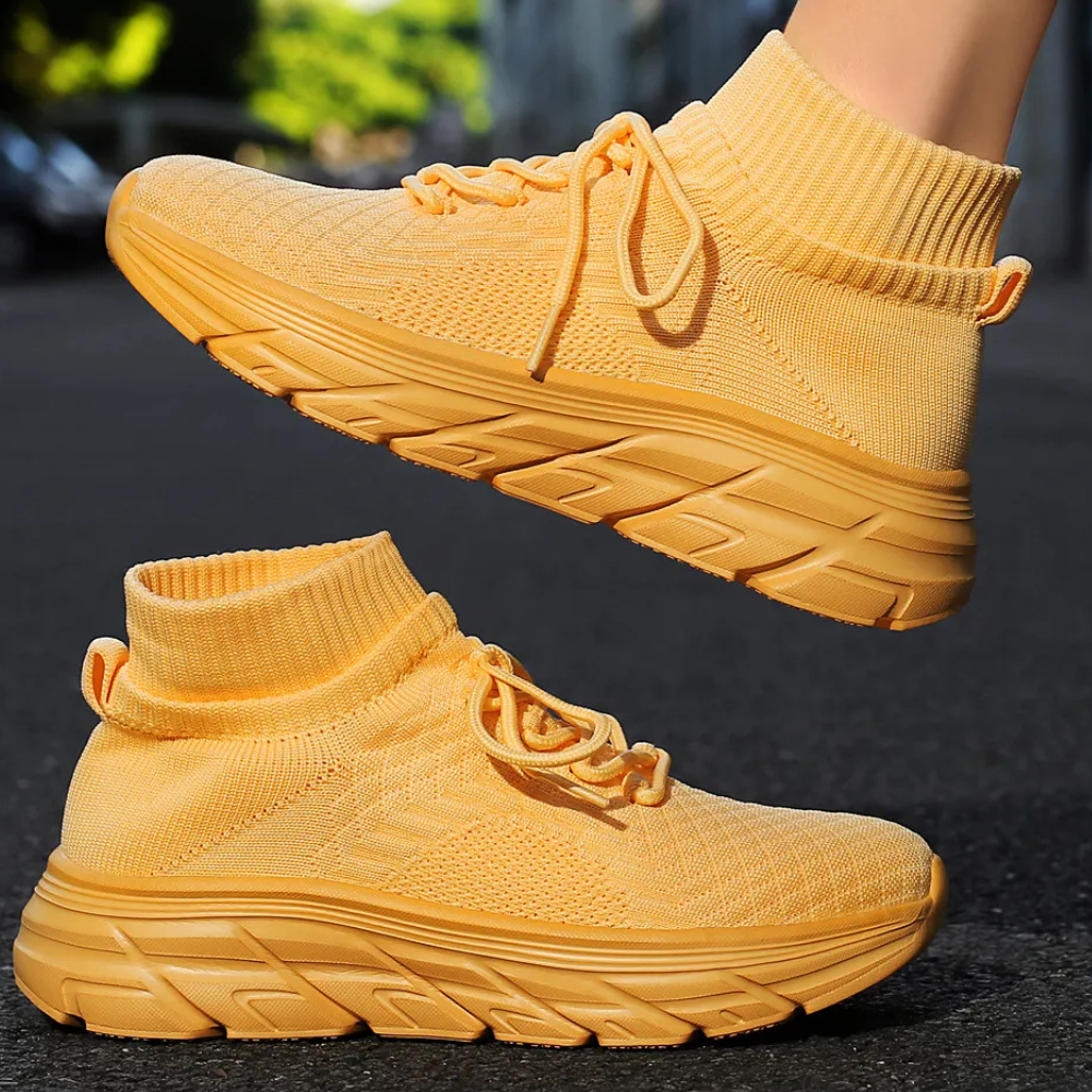 Gelbe Sneaker mit Strickoberfläche, rutschfeste Sohle, ideal für Freizeit und Sport.