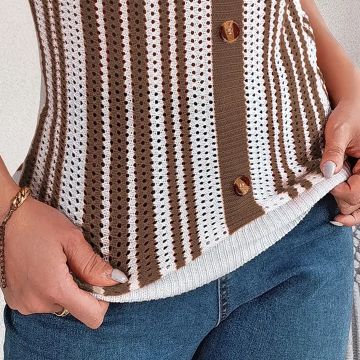 Damen Strickweste, braun-weiß gestreift, Knöpfe, Baumwolle, modisch, lässig, Herbstmode.