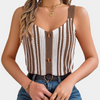 Frau trägt gestreiftes, braun-weißes Stricktop mit Knöpfen, Jeans und goldenen Accessoires.