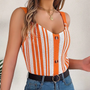 Frau in gestreiftem, orange-weißem Stricktop mit Knöpfen, Jeans und Gürtel.