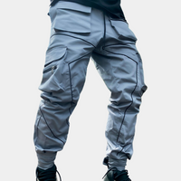 Graue Cargo-Hose mit Taschen, Reißverschlüssen, sportlich, modern, Herrenmode.