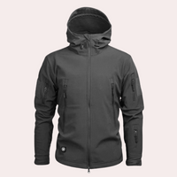 Graue Softshell-Jacke mit Kapuze, Reißverschlusstaschen, wetterfest, Outdoor-Bekleidung.