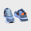 Graue Sportschuhe mit orangefarbenen Akzenten, atmungsaktives Mesh, rutschfeste Sohle.