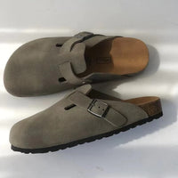 Graue Birkenstock Clogs aus Wildleder mit Schnalle, bequeme Sandalen für Damen und Herren.