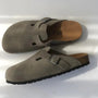 Graue Birkenstock Clogs aus Wildleder mit Schnalle, bequeme Sandalen für Damen und Herren.