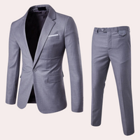 Grauer Herrenanzug, zweiteilig, Slim Fit, Sakko und Hose, elegantes Design, Businessmode.