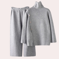 Grauer Damen-Strickpullover mit Knöpfen und Hose, Wintermode, gemütlich, elegant.
